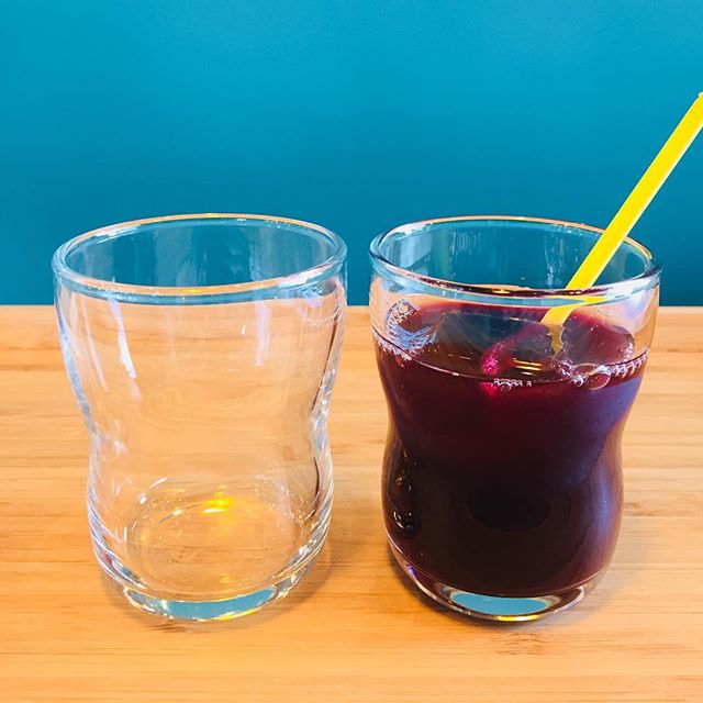 お子様サイズのグレープジュース。グラスにこだわりがあるんです。その名も”つよいこグラス”小さな手にも持ちやすい形と、落としても割れにくい強くて優しいコなんです。#マチノテ  #カフェ #足利 #キッズサイズ #つよいこグラス #お子さま用 #強化ガラス